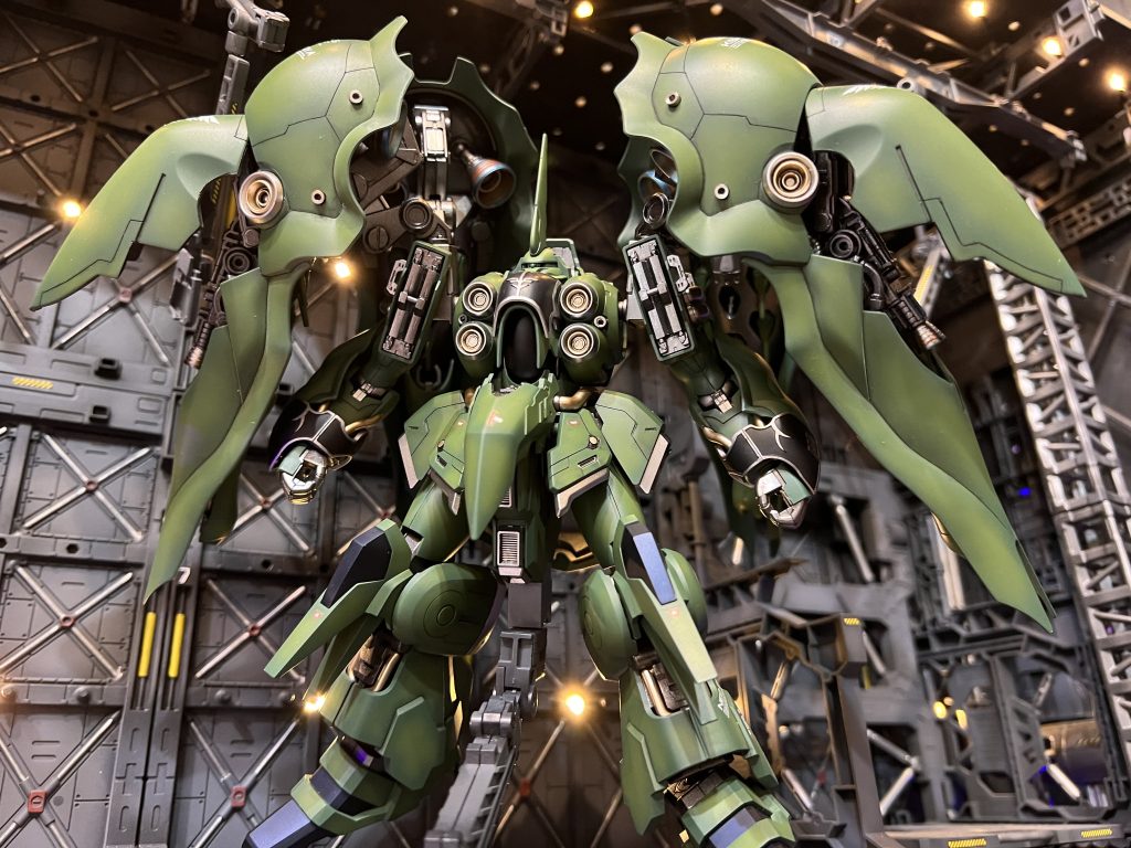 気に入ったデカールがなかったので型番などは自作しましたまた、見にくいですがスラスター部分は焼け塗装やってみました