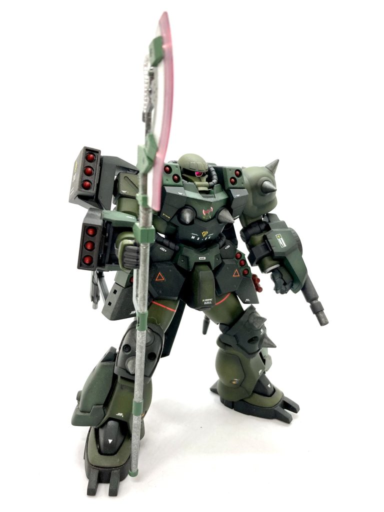 太腿、腹、頸あたりを伸ばして、肩幅を少し縮めてあります。あと、左腕の武器の取り付け位置を90°変更しました。色はもちろん緑！   … だってザクなんですもの😁