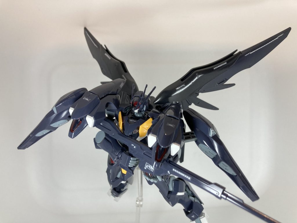 見た目やファラクトの武装であるコラキやビークフットにちなみ、カラスを意味するレイヴンと名付けました。