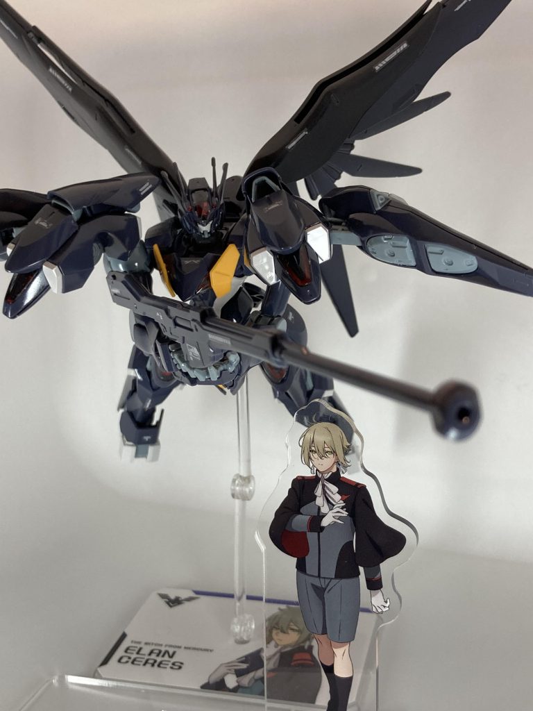 一番くじの4号アクスタと一緒に📸。デカールは主にRGフルアーマーユニコーンのリアリスティックデカールを使用しました。あと地味に頭部のシェルユニットやカメラアイに赤色のラピーテープを使用しセンサー感(?)を上げてます。狙った通りの形に仕上がったので大満足でした👍