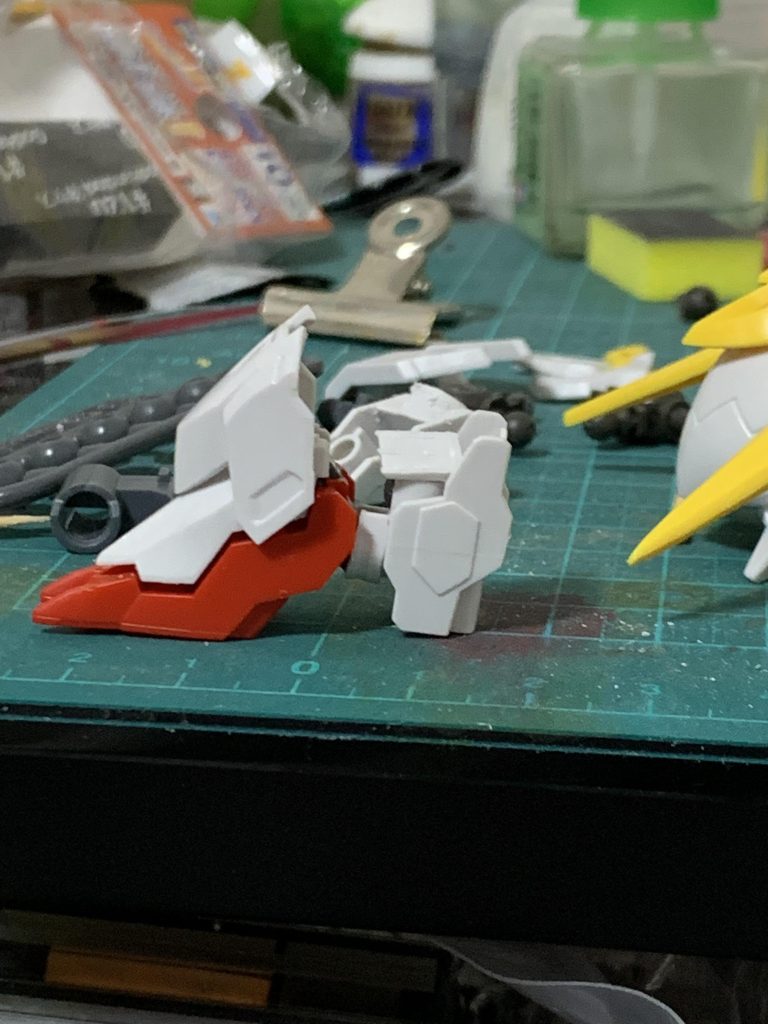 いくつか作ってて全体のイメージに影響を与えるのがスリッパにあるなと思いはじめてます。今回はHGとSDを組み合わせメリハリのあるパーツにしました