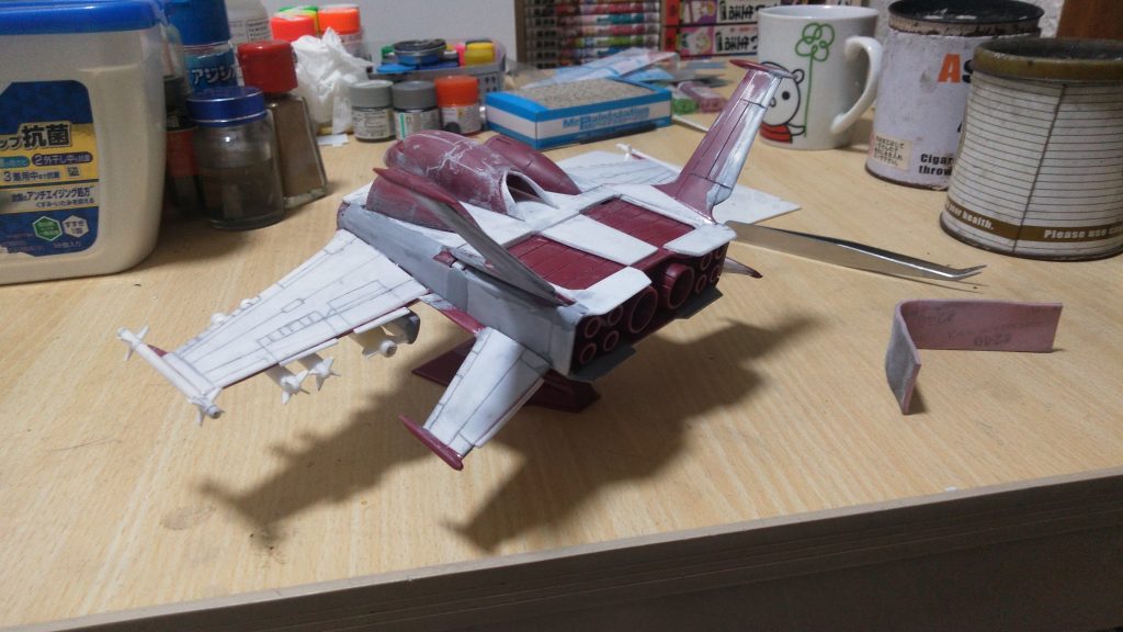 中央で切断5ミリ前後延長で プラ板でボリュームアップしてます。垂直尾翼は、後ろを延長してます。