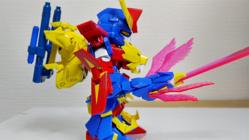 バックパックのリクトライオンは胴体の縮小以外はほぼ無改造なので妙にデカいσ(^_^;)見切れているがHGのままだと長過ぎるトライザン(剣)の先端を短くして刃の形に削りだしたけどクリアーパーツなので神経擦りきれそうになったり翼のパーツを予備のトライオン3から拝借したりと強引な仕上がりw