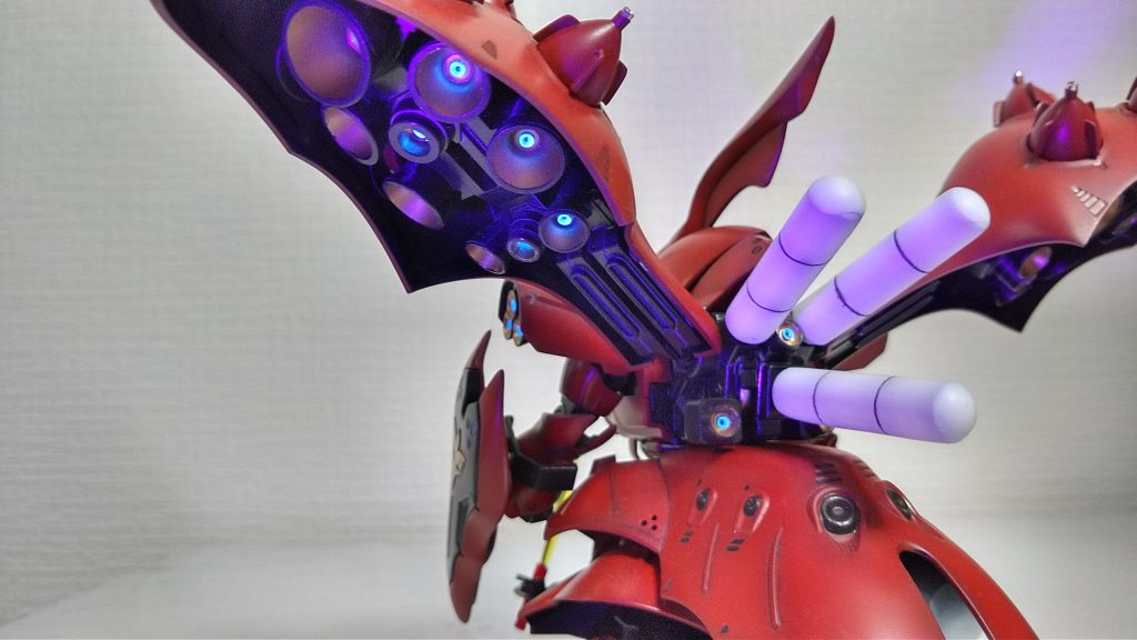 ブラックライトでバーニアが光るってカッコいいよね~外は銀、中は金、底は青って塗り分けが面倒だったけど頑張った甲斐はありました♪