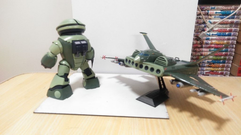 アッガイ 後ろ姿ジオン兵みたいです(笑)ドダイは、見た感じに 翼下 翼端にミサイルとバルカンポッド着けました。自作ですので、形が歪ですけど。