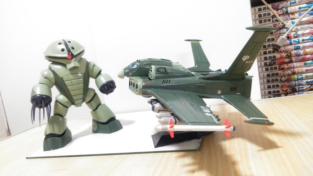 アッガイは、素が良いと思ったので スジ彫りデカール無しです。腕は、ただの色分けです。ドダイは、デカール貼り スジ彫りも して有ります。数字は、前方からの読み方にしたので、右側は前後逆さ状態です。