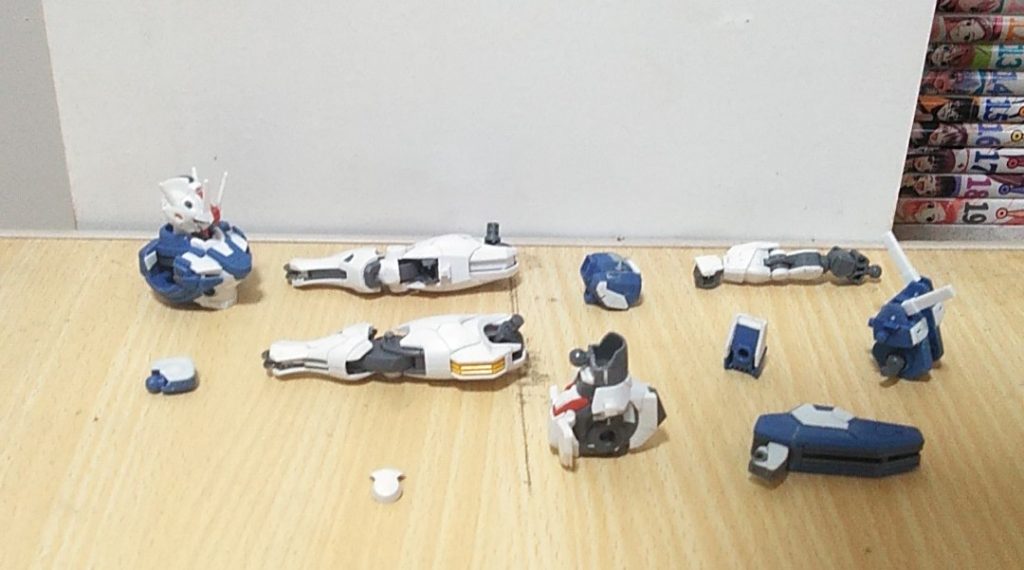 何処を変更したかを分かるように 置いてみました。足がメインです。踵を設定に近い感じに 中側だけ削り込んでます。膝ガードは、分離させてます。稼働域確保の為です。太もも部分は上下別パーツぽく削って薄くしてますお腹は、前側を足して、上側を削り落として 左右前後の稼働域を確保してます。