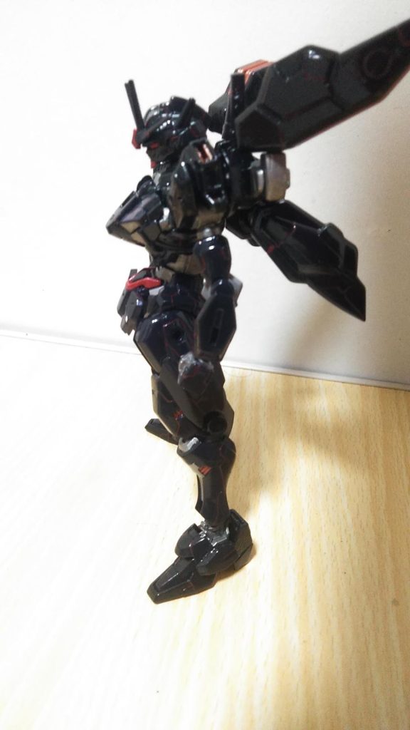 サイドショットツインアイ モールドも赤系統です。見え辛いですけど(泣)分かり辛いですけど、外装パーツは 元と同じく2色です。濃い差を変えますけど分からないですよね。