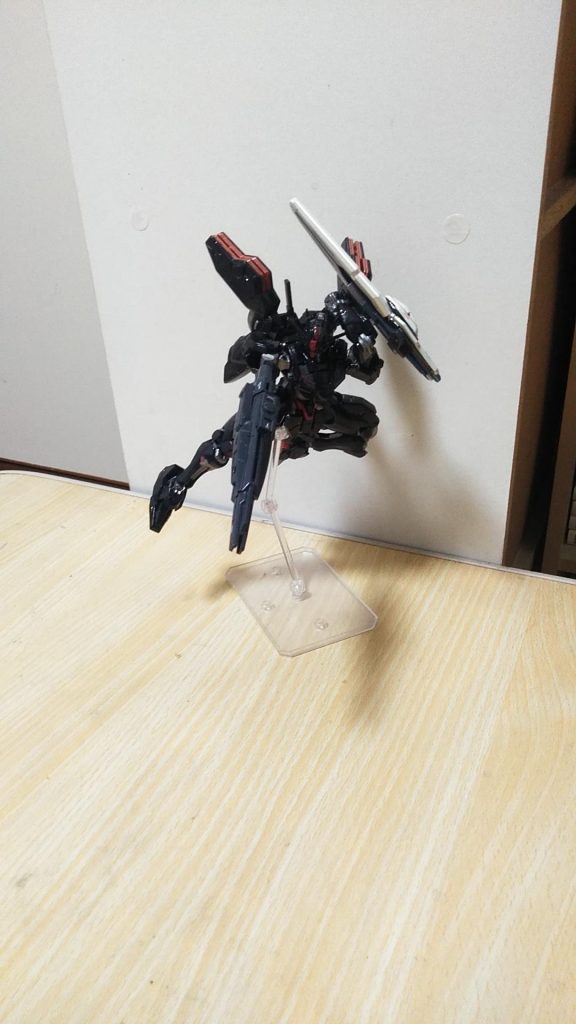 前投稿したエアリアル改修型から 借りた武器類持たせて、ビームサーベル抜く所これ用には、武器類は作ってません。