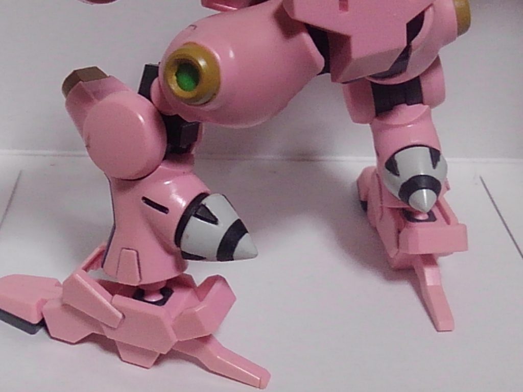 丸パーツの所にGNドライブがピッタリだったんですよ！信じてください！！本当は膝にクリアパーツをはめたかったけど、めんどくさかったので太ももにある良い感じの丸に穴を空けてクリアパーツをブチ込みました。