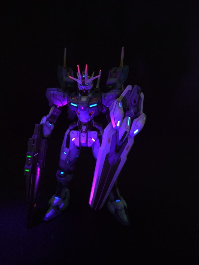 アンテナは下地に蛍光塗料を塗ってから、上塗りに白を重ねてグラデーションにしました✨