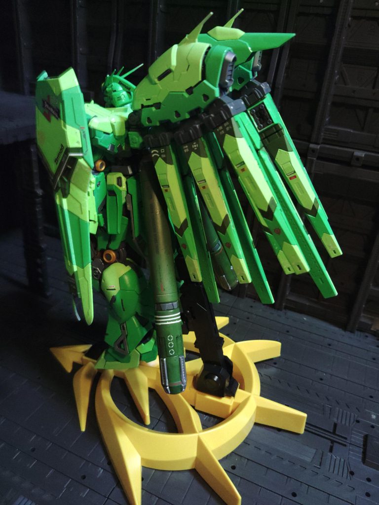 フィン・ファンネル達もおとなしく控えております。