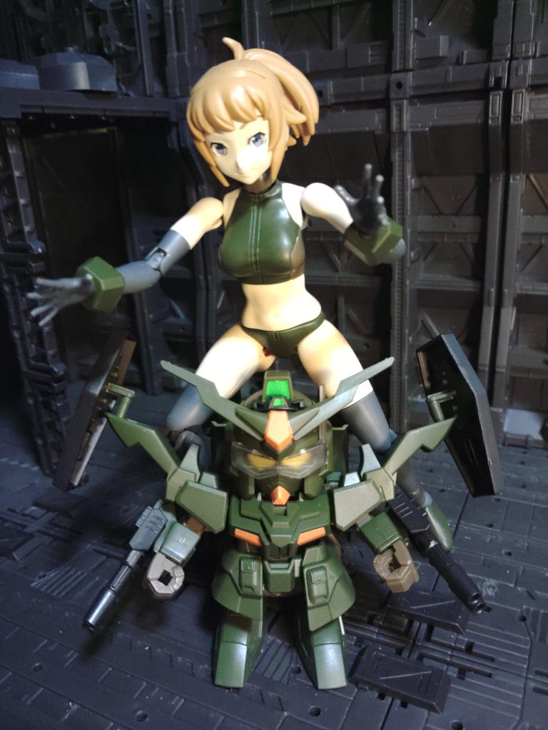 1人じゃ寂しいかもなので【HG 1/144 こまんどふみな】ちゃんも一緒に作った!何とこのSDガンダムがふみなちゃんに装着され…