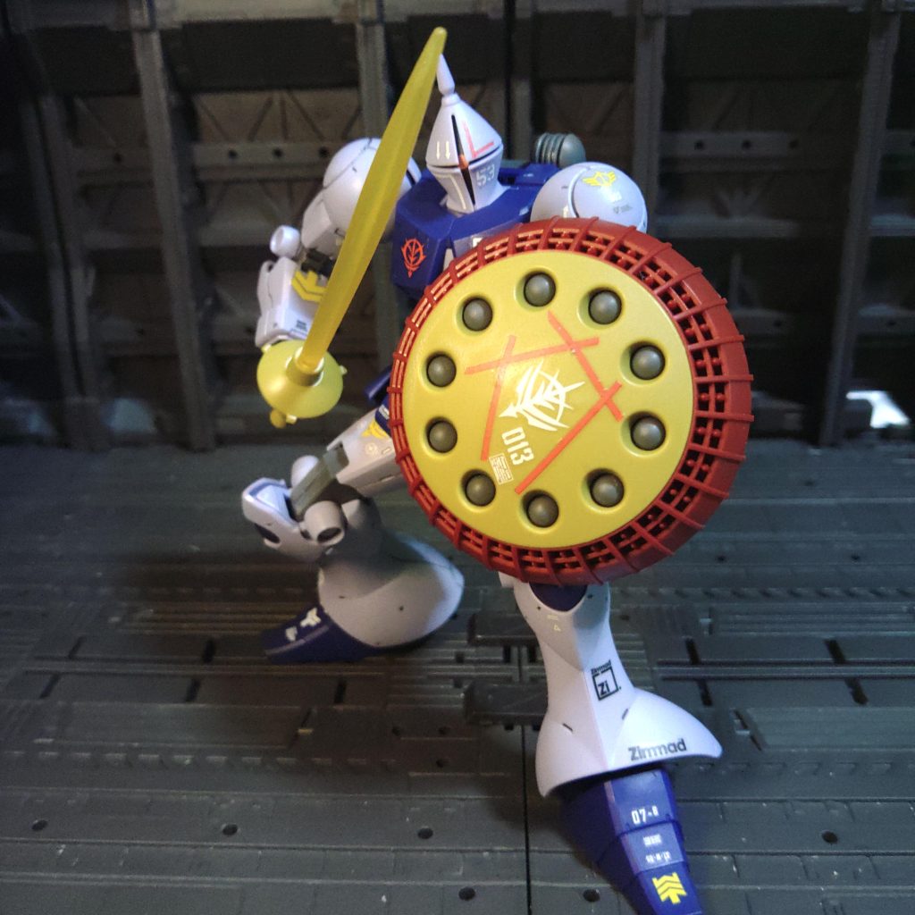 裾の膨らみと真ん丸肩が可愛いギャン君。