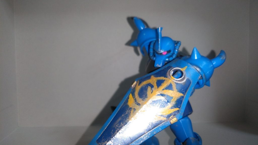 パッケージっぽい写真をパシャリ。全体的に汚した後、シールドのみランナーでほんの少しディテールアップ。汚し方は毎度よろしくガンダムシルバーをスポンジに当ててポンポンしたやつです。