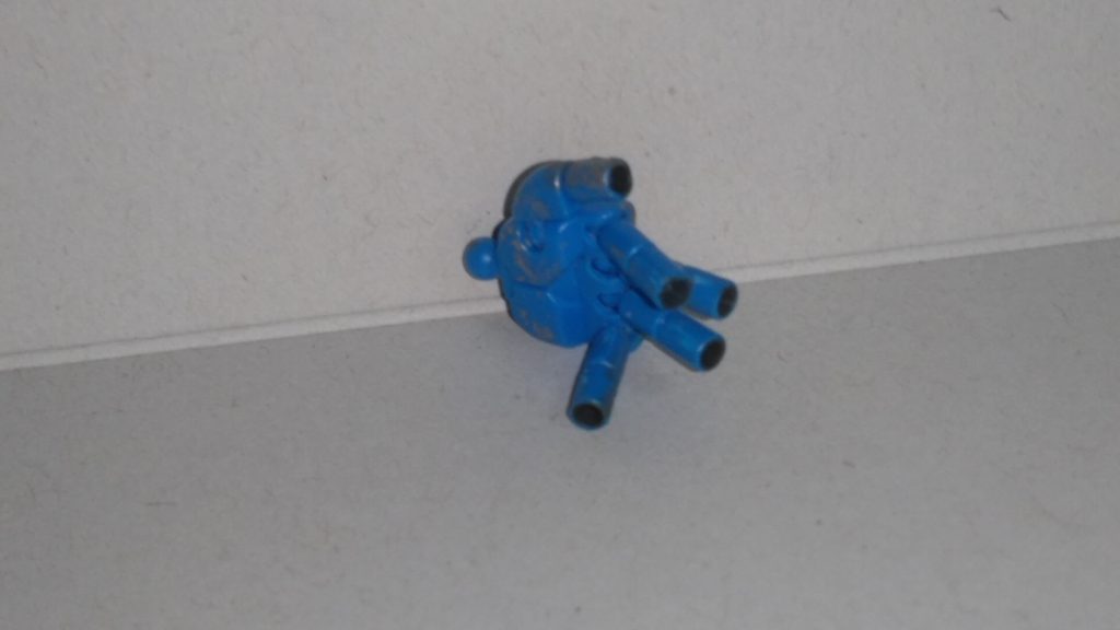 こだわりその2。指を完全に独立させてみました。独立の仕方は簡単で、指の間のつながっている部分を切り落として断面をヤスリで削るだけで行けました。しかし、何故かめちゃんこゆるゆるになった挙げ句バーニッシュも効かない始末。()どうすればいいか対応策募集してます()