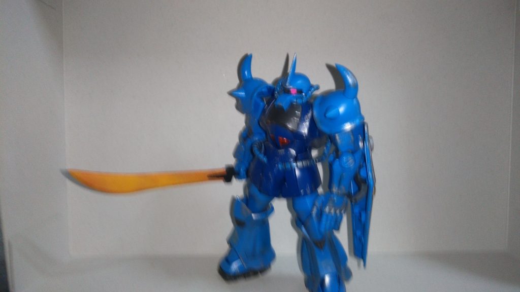 ヒートソードを持たせてパシャリ。今回、本体を汚したあとにクリアのブレードをつけたら何故か似合ってなかったんで、ガンダムマーカー蛍光ピンク、ガンダムマーカーSEEDイエローにガンダムイエローとMSVダークイエロー。ガンダムレッドに少しMSVライトブルーを混ぜて調色したものを刃に塗り、上からSEEDイエローを軽く吹き付けてグラデーションっぽくしています。