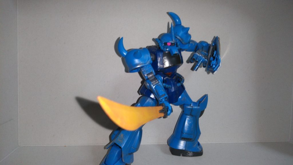 ヒートソードを持たせてアクション。やっぱり指が緩い…()それはそうと、グフはアクションが決まりやすいですね。中古ショップで2800円くらいして買ったんですが、値上げされてるとはいえそれに見合ったポージングができる為非常におすすめ。