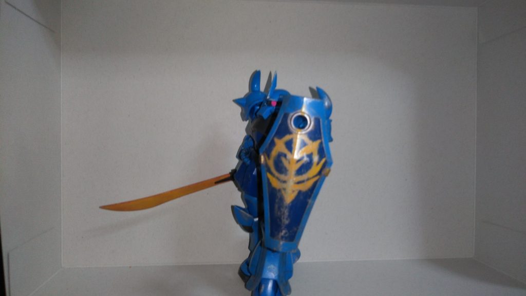 最後に騎士っぽく。やっぱりグフはいいぞ(何様だ)。軽く汚すだけでも見違えるので、今度グフを買ったら騎士に改造してみようと思います。使用塗料一覧・ガンダムマーカーガンダムシルバー・ガンダムマーカーガンダムレッド・ガンダムマーカーガンダムイエロー・ガンダムマーカーSEEDイエロー・ガンダムマーカーMSVダークイエロー・ガンダムマーカーMSVライトブルー・ガンダムマーカー蛍光ピンク・ガンダムマーカーMSVダークグレー(スミイレ用塗料)・ガンダムマーカーガンダムゴールド(コクピット裏に塗りつけ)