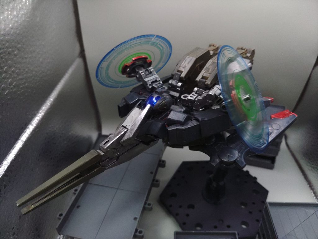 ○MA形態(ヘリ形態)空軍、海軍の補助を目的とした安定した空中移動を可能とするための形態で、市街地等などの飛行がしにくい環境においても飛行移動が可能なモードです。フォトンローターと呼ばれるフォトンエネルギーの小型Iフィールド発生機による、簡易ミノフスキークラフトで空中浮遊が可能となっています。