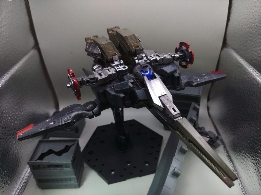 ○MA形態(高機動戦闘機形態)ヘリ形態でなくても飛行が可能な場合に使用する高機動戦闘機形態です。ヘリ形態からフォトンローターはサイドに移動させてウイングを展開させたら変形完了です。以上より、MA形態は戦車・ヘリ・戦闘機の3形態に簡易的な変形でなることができます。