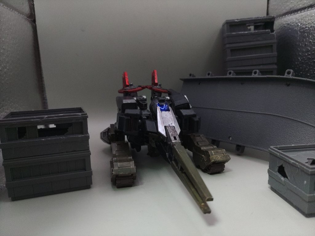 ○MA形態(タンクモード)陸軍での戦闘サポートのため戦車への変形機構を持っています。MSよりも小型で、荒地にも対応しているこのモードは、遠距離からの射撃や指揮を行います。