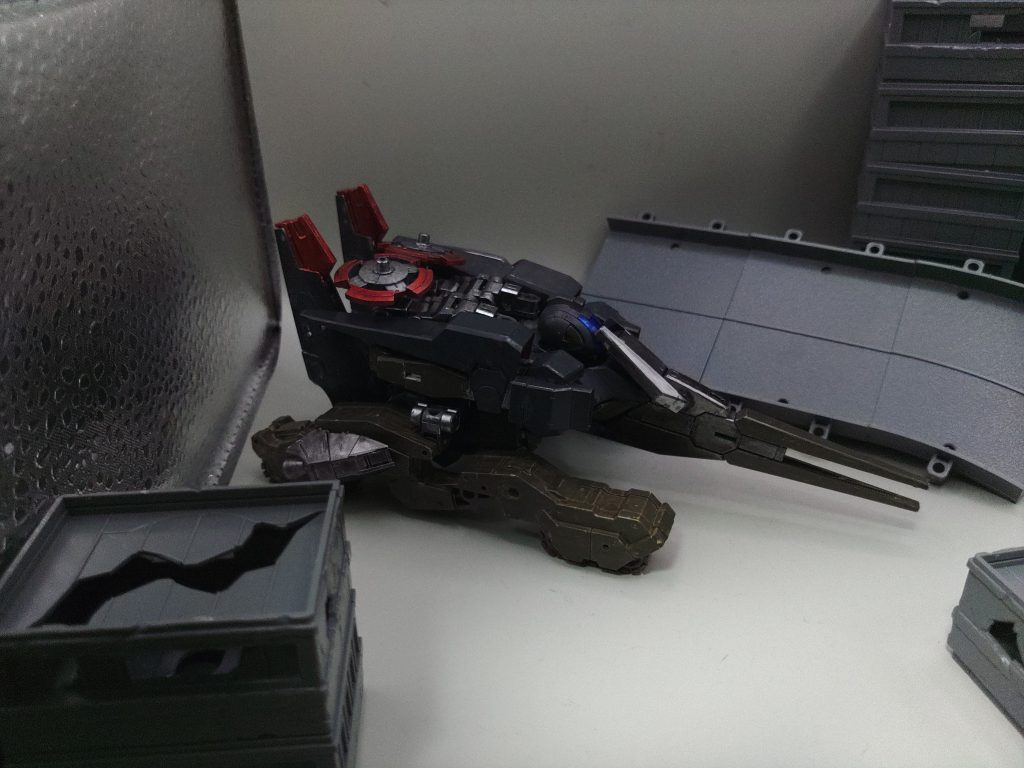 サイドからタンク形態は、徒歩のMSや荒地に対応していないMSに対して、地の利を生かした高速移動で対処可能です。またMSの火力や防御力を保有しているため、歩兵や戦車に対して無双することも可能です。