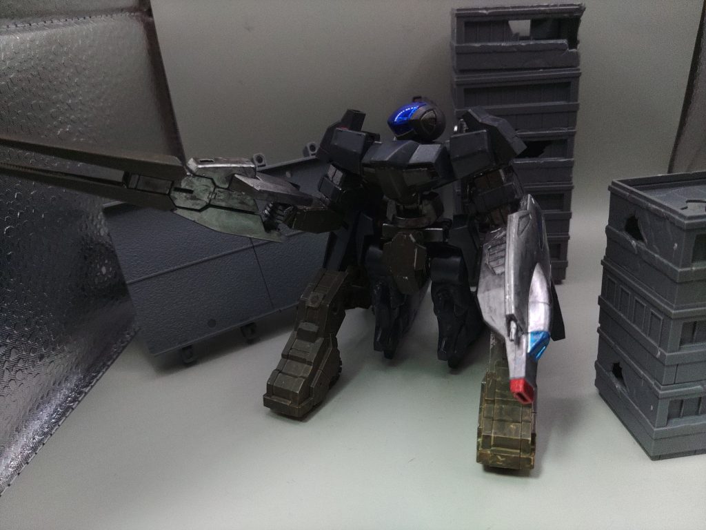 ○中間形態(地上モード)地上で戦闘を行うさいに、タンク形態からの中間形態として使用される形態です。タンク形態と違い被弾面積は広がりますが、戦闘能力は向上します。