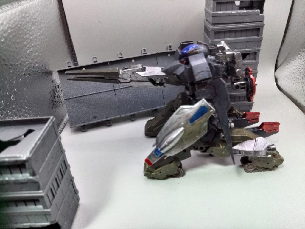 サイドから。4本足になっており、無限軌道と各ブースターによる補助ホバーにより2足のMSよりも安定した移動が可能となっています。