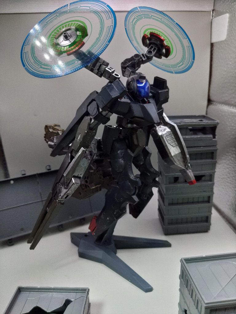 MS形態　ホバリングモードフォトンローターはMS形態でも使用でき、垂直で離着陸が可能となり、自由自在に空中移動が可能です。地上や宇宙などローターを使用しない場合はシールドとして機能します。