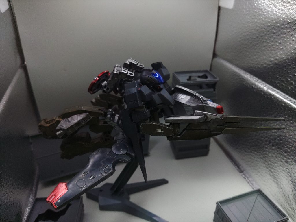 サイドからクランシェとマックナイフと30mmのヴォルパノヴァをミキシングしています。戦車と戦闘機に変形するロマンのある汎用量産機を作りたいというアイデアから作成しました。こんな機能を盛った機体が、誰が動かせるんだって感じですが(笑)