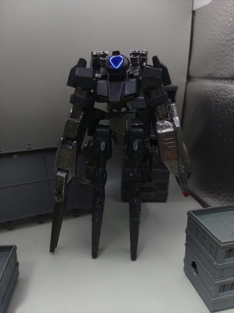 ○全身基本的には前線にはたたず、戦闘の補助及び指揮官として活動し、戦闘を円滑にするためのサポートとして活躍する量産機として作成しました。サポート用の機体として、被弾率を押さえるため速度は早く、平均より上の防御力があるような逃げて生き残る事に特化したコンセプトとして考えました。