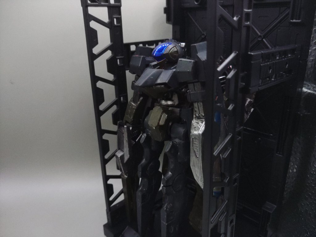 ○格納まずは格納された状態から。ラミエルという見張り番の天使の名を持つ、各部隊に必ず配置される、上層部直属部隊が駆る特務仕様の量産機です。