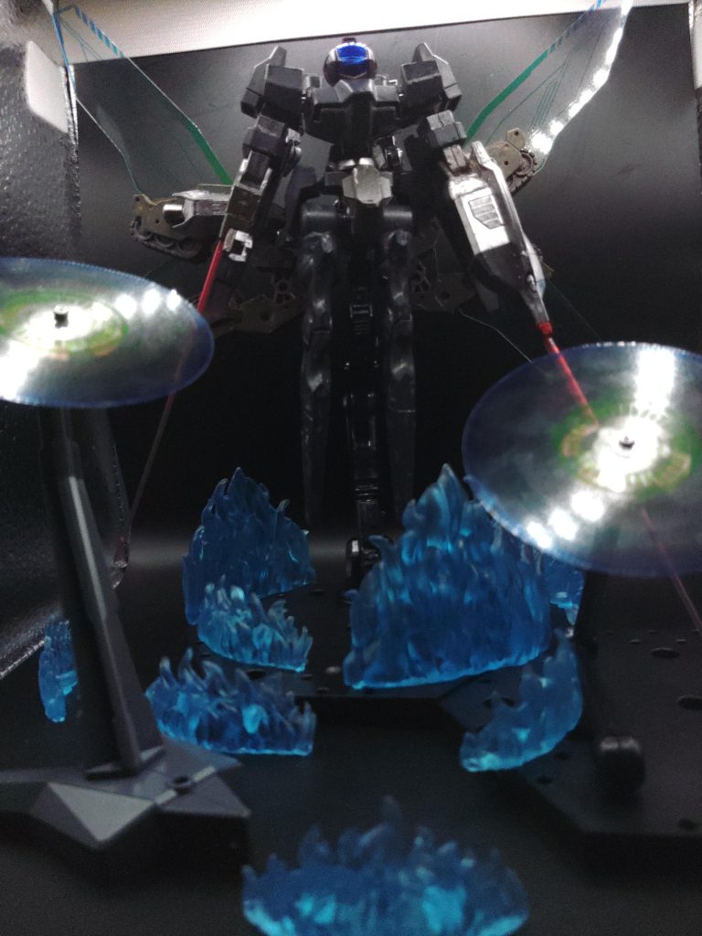 ○決戦モード対エース機等、危険だとと判断した場合、機体のリミッターが解除されて、｢サイバージャッジメント(機械仕掛けの天使)｣形態になり光の翼が生えて高速移動になります。