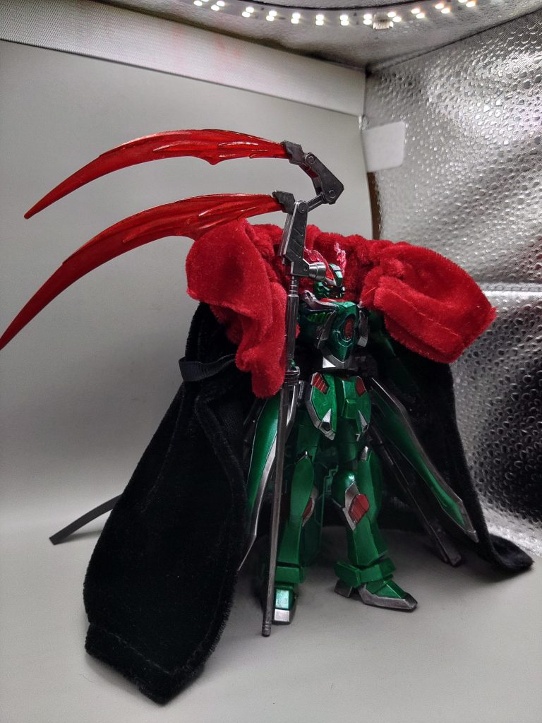 ○MS形態(シャドーマント展開)ファントムガンダムは電撃用の強襲機として元々開発されたので、ステルス機能を持ったマントを展開します。このマントはナノシステムで構成されており、バックアップ(シャドーレクイエム発生機)から生成されます。生成後は収納できないため、脱ぎ捨てます。