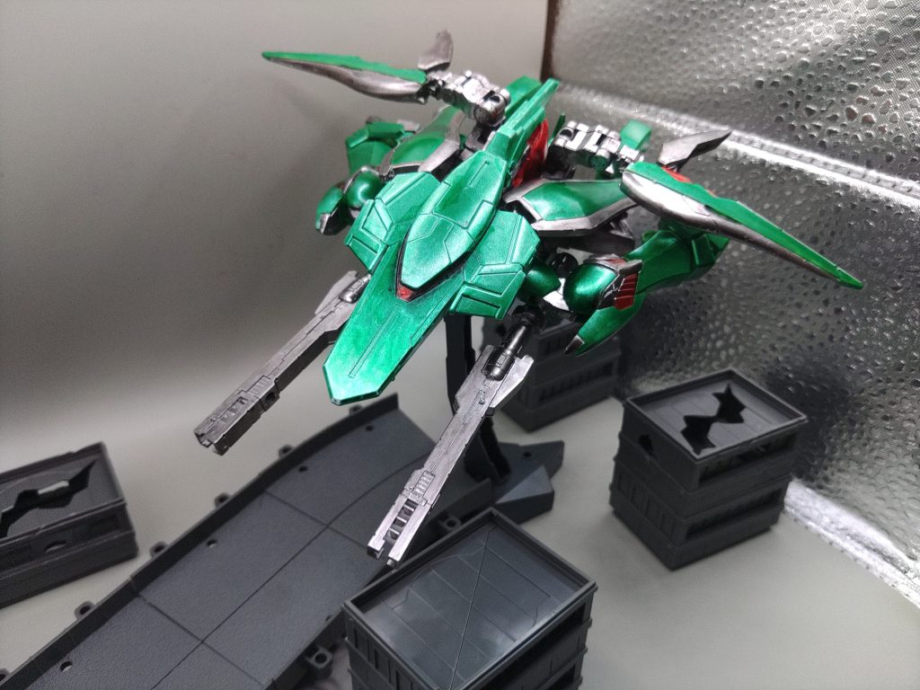 ○巡航形態「蜃気楼鳥(ミラージュ・ワゾー)」惑星間巡航及び有重力下での高速飛行形態。安定かつ高速変形のために変形方法を変更しました。そのためシルエットは大きく変わり、より戦闘機に近い形になりました。大きな変更点として、キャノピーの追加と主翼をウイングにして、足はブースターとして曲げています。