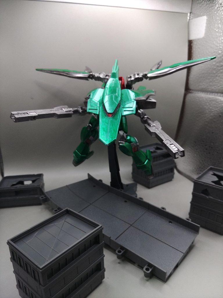 ○MA形態巡航形態とMS形態の中間形態です。メインセンサーは超長距離に対応しており、この形態で狙撃をおこないます。マントの近距離、MAの遠距離で奇襲を成功させます。