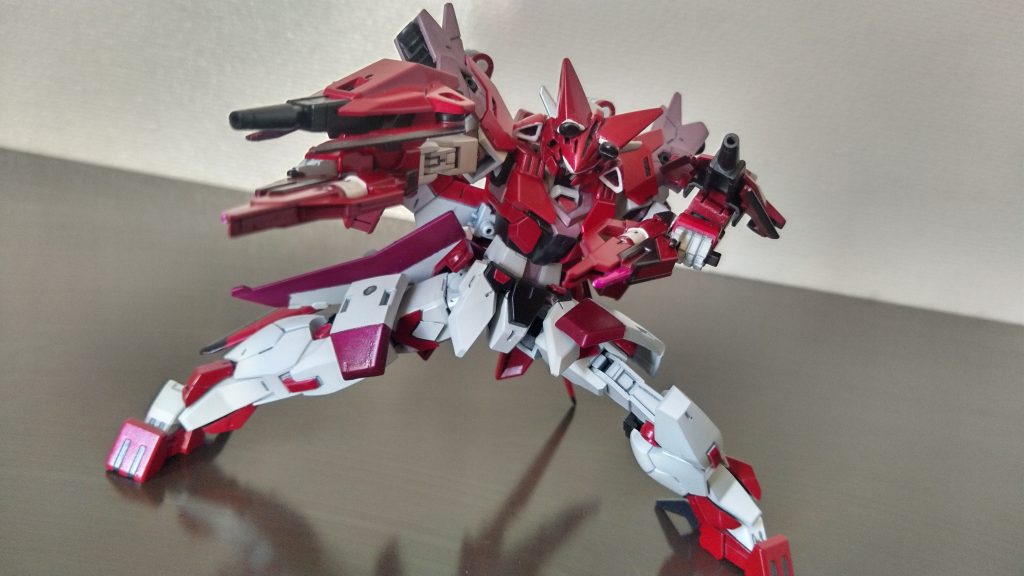 「HORNET PISTOLS」バキュン!と放った弾が絶対曲がり敵を攻撃する。