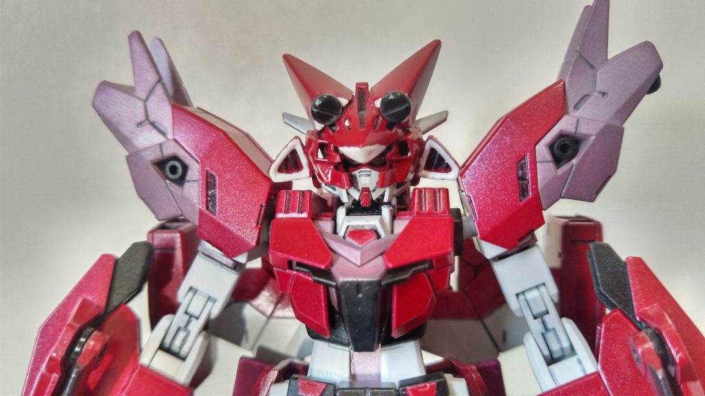 クリス先輩の特徴的なヘッドギアですが再現には一苦労。それっぽいパーツがウーンドウォートの頭部パーツをベースにしてその辺のジャンクパーツを付けてます。口元しか見えないし角度限定のパーツですが、射撃用のセンサーがたんまり詰まってるということにして自分を納得させました。