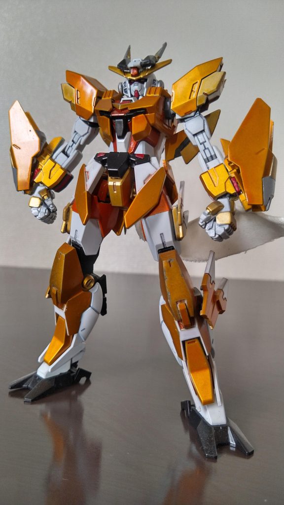 「撃槍 ガンダム・ガングニール」格闘戦に特化した黄色いカラーリングが特徴的な機体。名前に「槍」と付いてるが訳あって武器を使わない格闘戦にこだわっている。