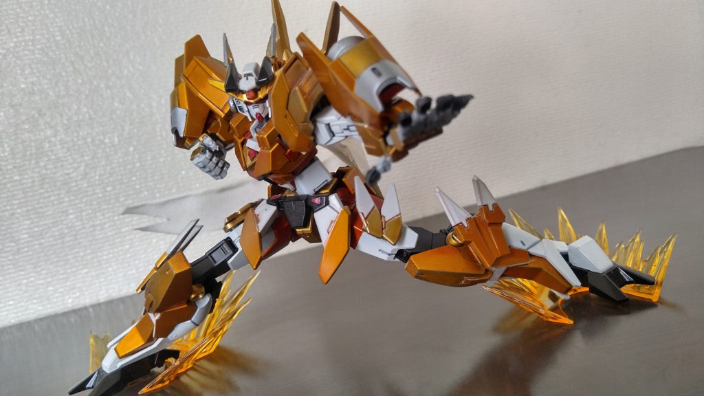 ガンダム・ガングニールの拳は誰にでも手を差し伸べ掴むため大型化されている。