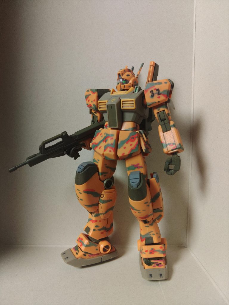 アフリカ各国で多用されたリザードパターンやDPMをモチーフにした迷彩はガンダムマーカーによる手書き。旧式の90mmアサルトライフルを使用しているのは多種多様な弾薬が使える上に世界中に銃と弾の在庫があるため補給が楽な事に加え、UC90~100年代の残党は複雑なネオジオン製MSを維持管理できず、一年戦争~精々グリプス戦役初期の耐用年数超過の機体を共食い整備で辛うじて運用しているに過ぎず、アップデートされてより強力になった90mm砲弾は必要にして十分な性能を持つため、今もこの旧式が愛用され続けている。という設定。