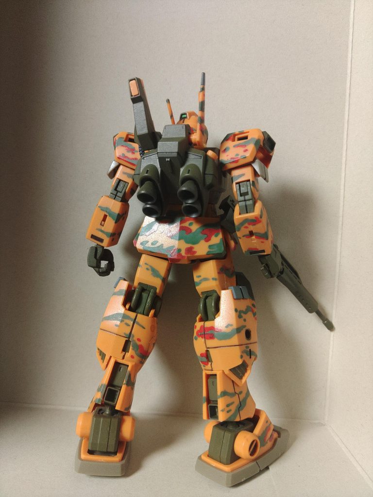 ビームマスター付属パーツを活かしてサーベルラック片側を通信機能強化のためのアンテナに、左ラックのサブスラスターは地上戦用機のため閉塞。