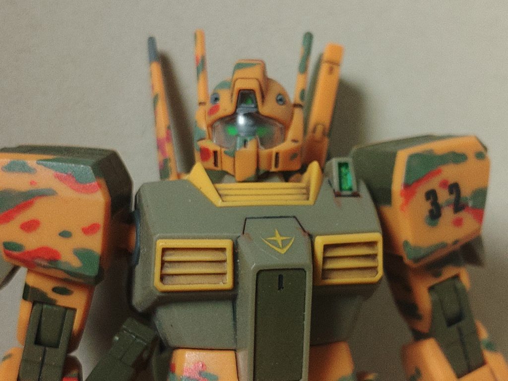 ビームマスター付属の無色のバイザーを活かし、内部ディティールをグレー、センサーをグリーンに塗装して「機械」としての表情を強調しました。