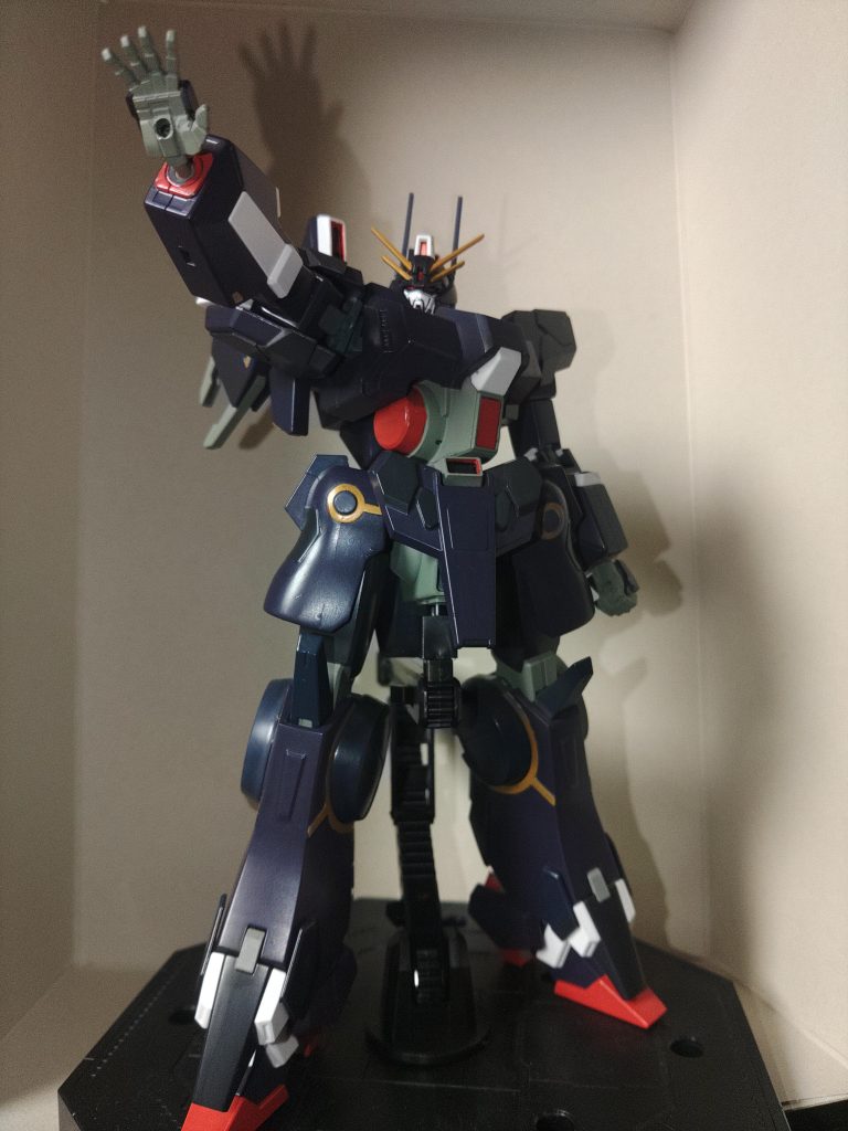 やはりサイコガンダム系は手から直ビームでしょうって事で、基本手持ち武器は無し。機体色は三色のダークブルー系で塗り分けて情報量を増やしてます。シルヴァバレトの平手にビームのエフェクトパーツが差し込めるように2mm穴を開けています。