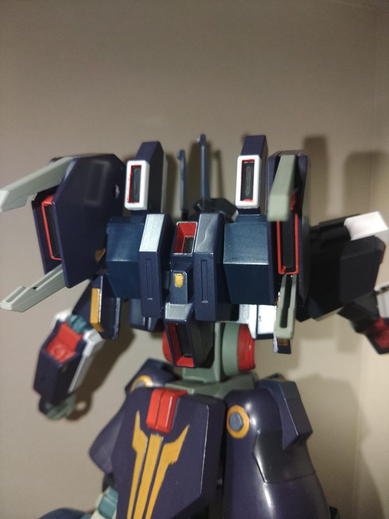 ゴツ盛り過ぎてしつこかったサプレッサーの背面装備はザックリ撤去してシンプルなスラスターの塊に。