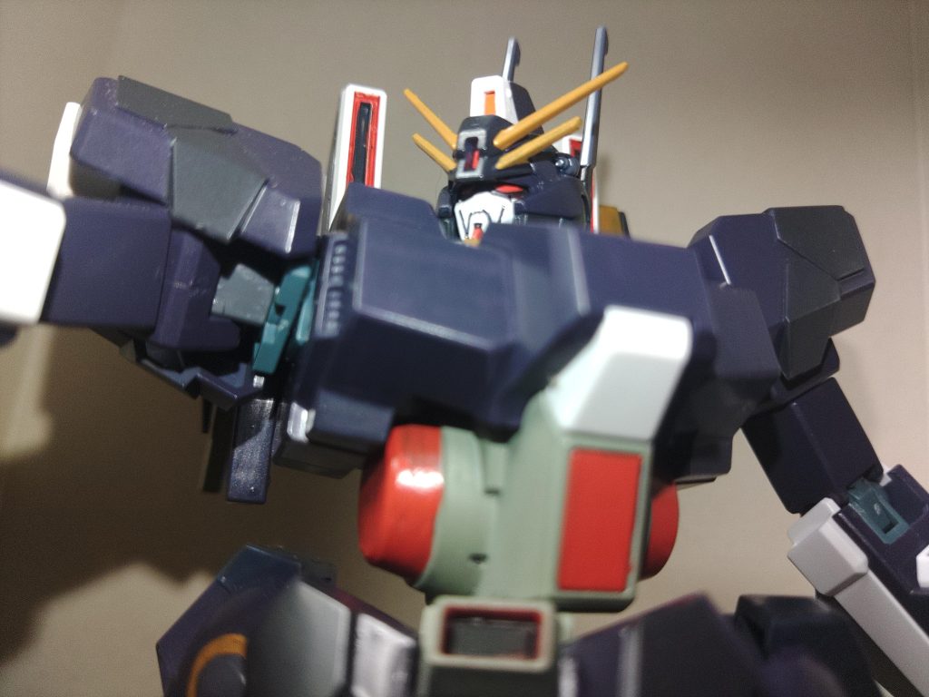 ダークブルーに白マスクってのが好きなんです。