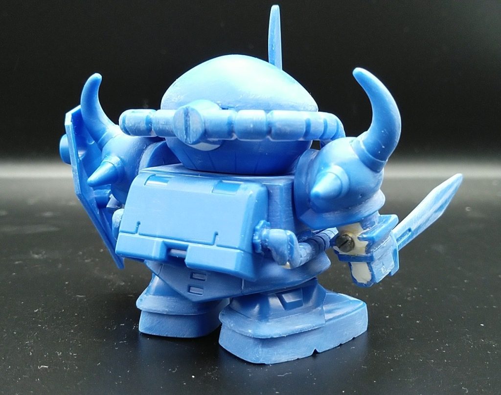 肉抜き穴をエポパテで埋めてます。