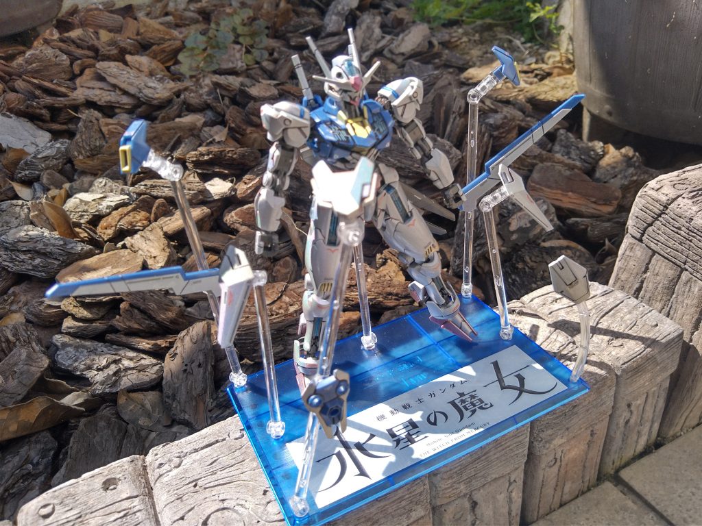 ガンマカエアブラシシステムで白ランナーに月光蝶ホロシルバーを贅沢に吹付!赤ランナーはトランザムホロレッドです!もう少し組立を我慢すれぱ青ランナーを光の翼ホロブルーで塗装してたんやろな(発売前)