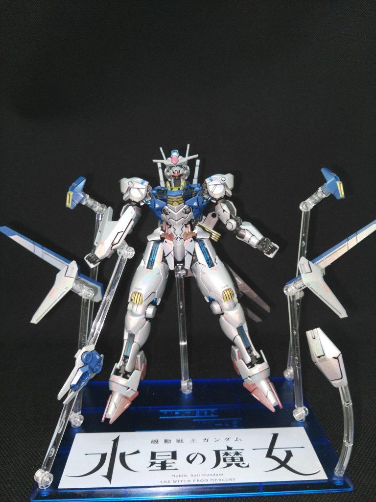 ただのシルバーに見えるんよなぁ・・・付属の台座に付属デカール貼り付けて水星ウェポンディスプレイのアームで展開させています。